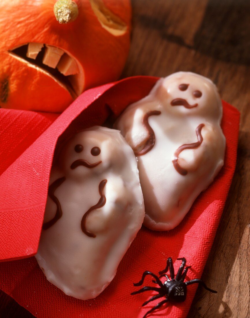 Chocolate ghost cakes (sponge cake with glacé icing)