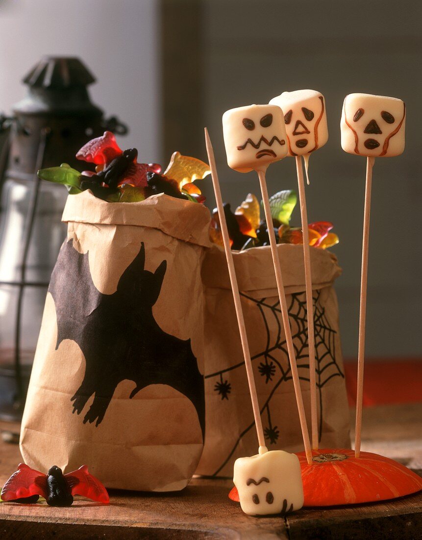 Halloweensüssigkeiten (Marshmallows und Gummifledermäuse)