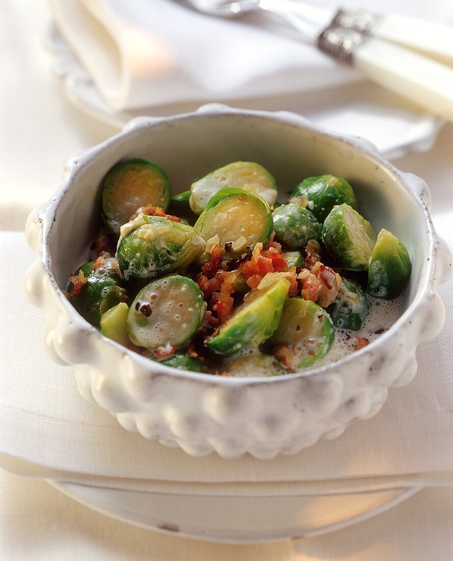 Brussels sprouts with bacon and juniper cream (side-dish)
