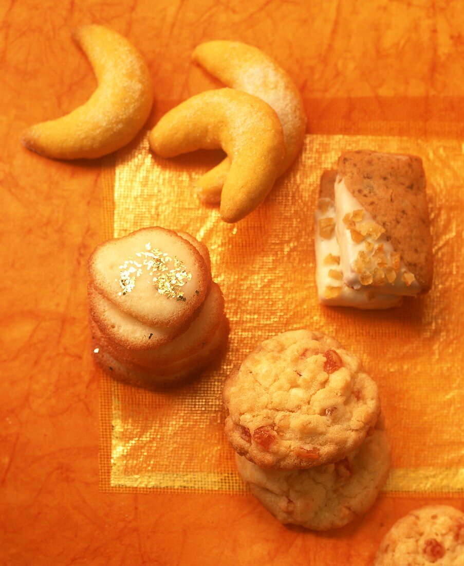 Verschiedene Plätzchen auf orangem Untergrund