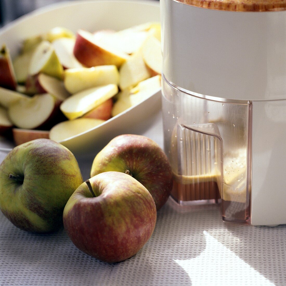 Making home-made apple juice