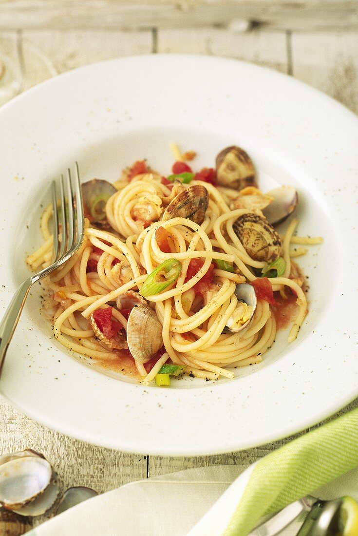 Spaghetti vongole in a pasta plate