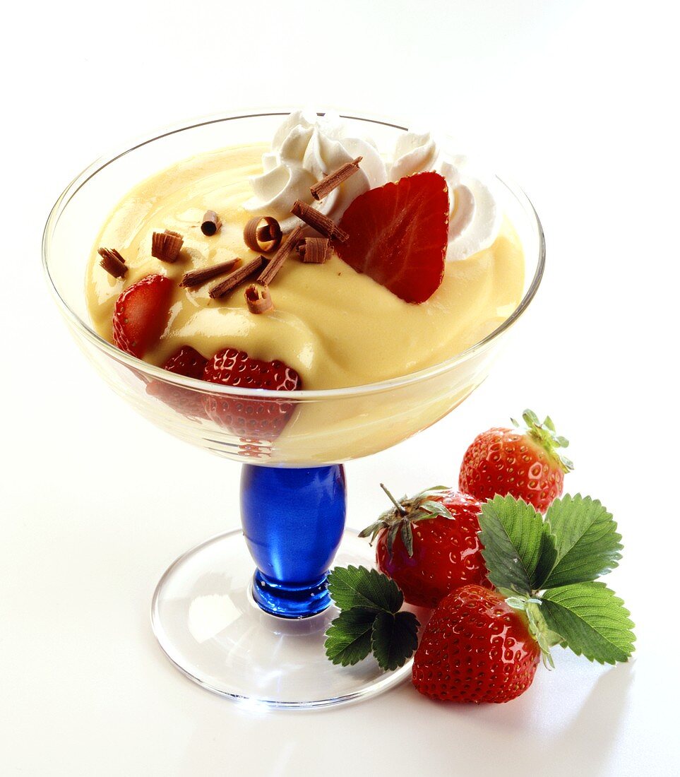 Vanillepudding mit Sahne, Erdbeeren und Schokoröllchen