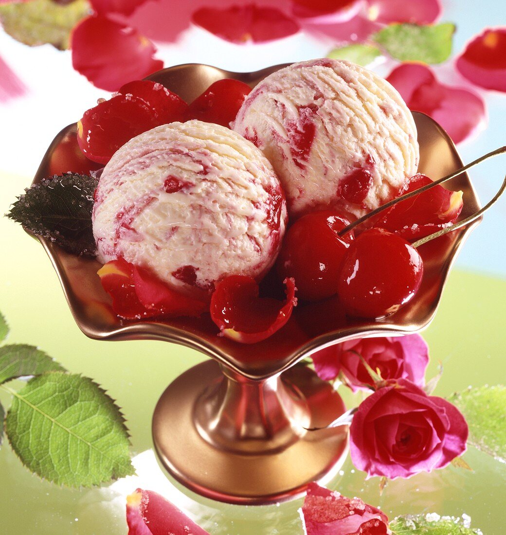 Vanille-Kirsch-Eis mit Kirschen und Rosenblüten