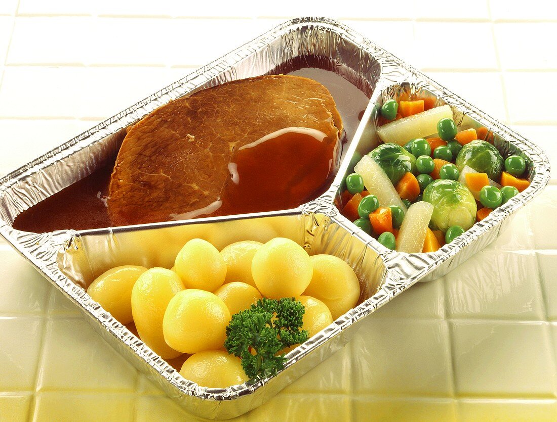 Ready-meal: roast pork with vegetables in aluminium dish