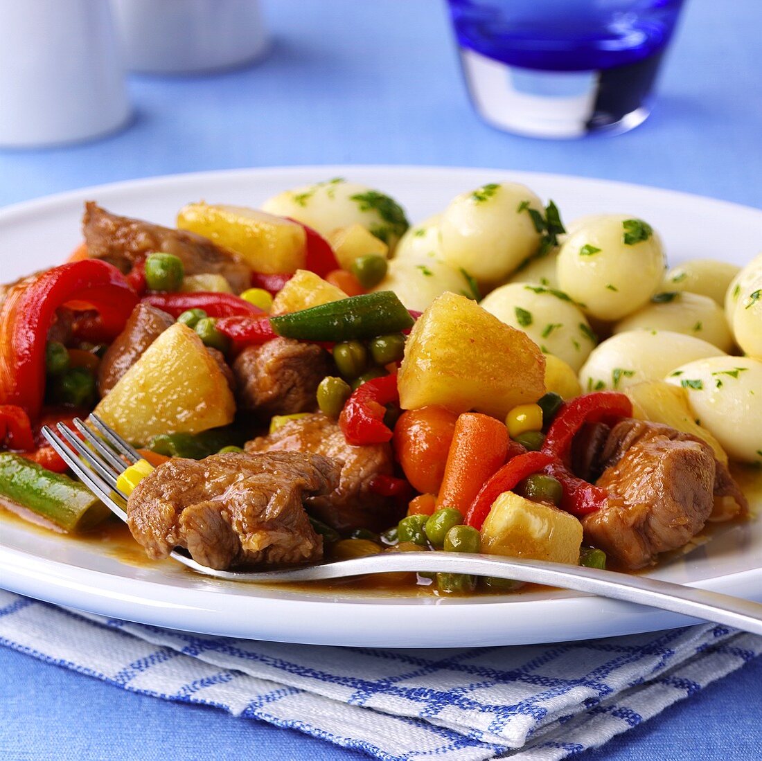 Schweinefleisch süß-sauer mit Gemüse und Ananas