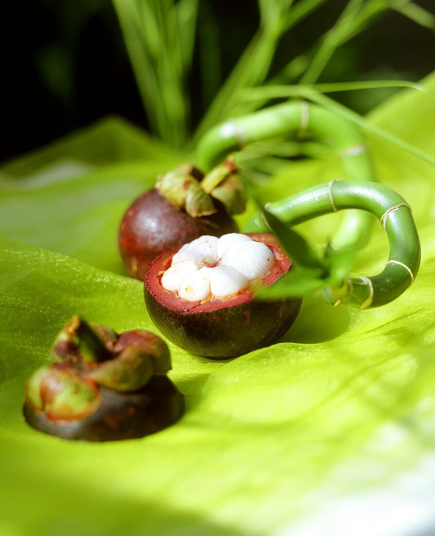 Mangostanen, grüner Untergrund