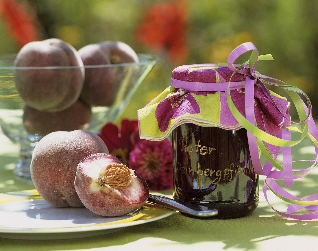 Rote Weinbergpfirsiche und Rote Weinbergpfirsichmarmelade