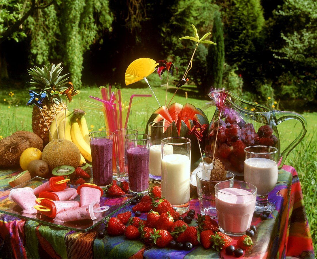 Sommerfest: Tisch mit Erdbeeren, Eis, Milchshakes etc.