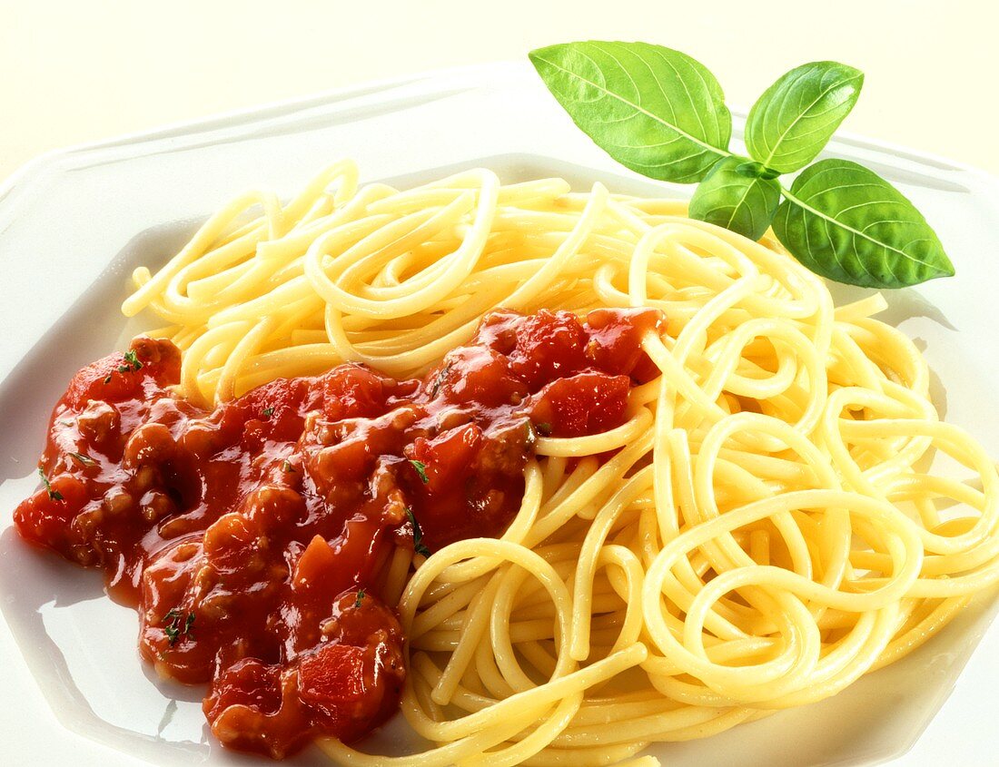 Spaghetti alla napoletana (Spaghetti mit Bratensauce)