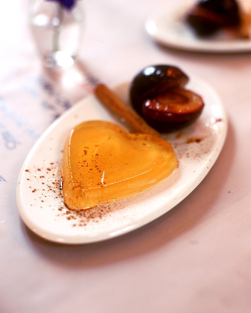 Weißwein-Zimt-Gelee und in Butter gebratene Pflaume