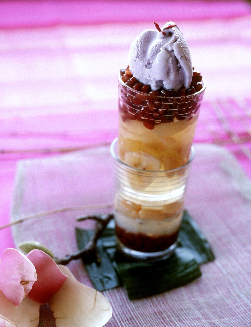 Halo-Halo (Früchte-Bohnen-Dessert mit Taro-Eis; Philippinen)