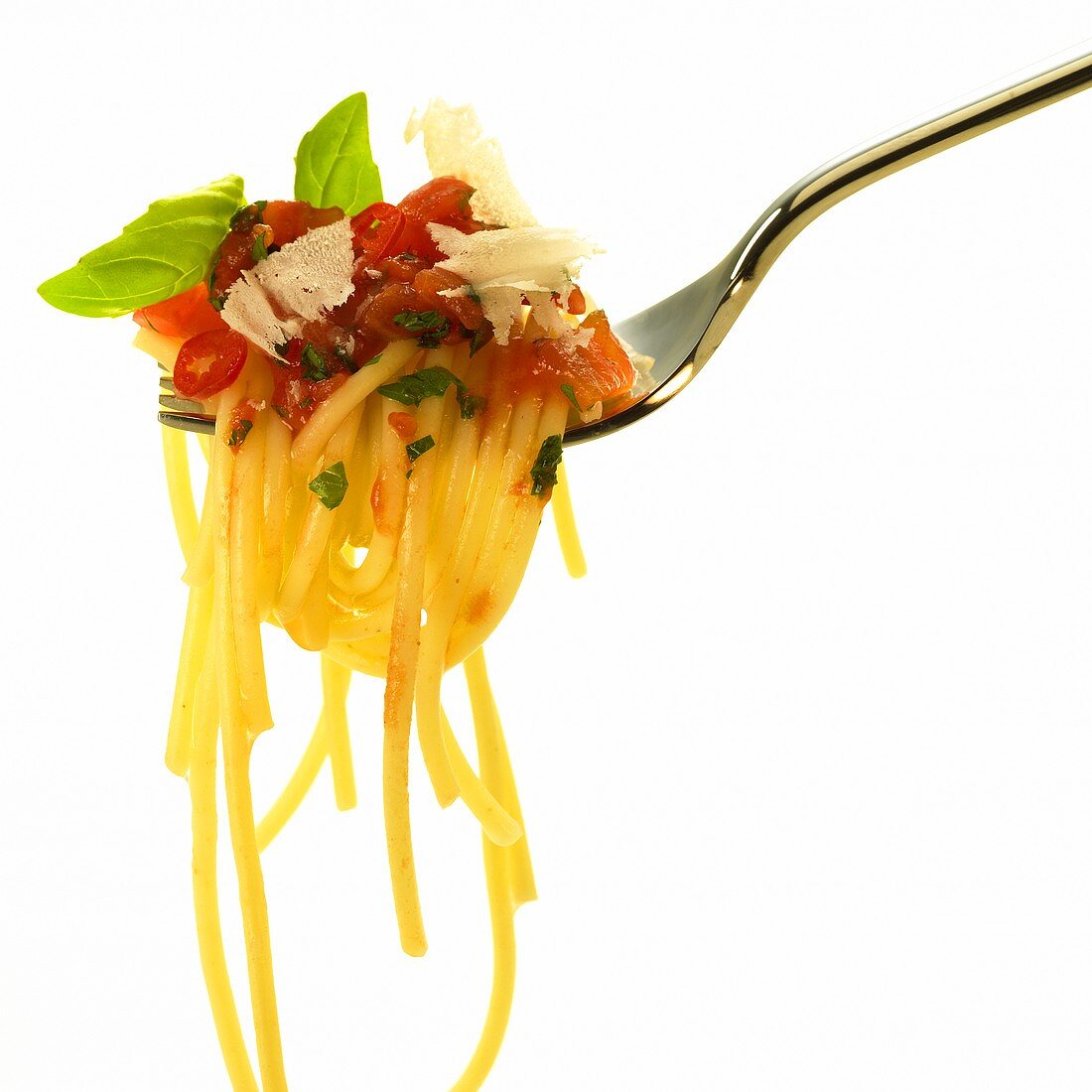 Spaghetti mit Tomaten-Chili-Sauce und Parmesan auf Gabel