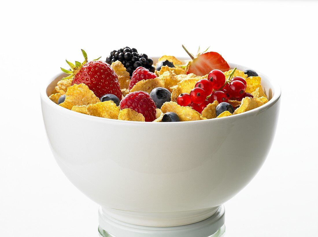 Cornflakes with berries in bowl