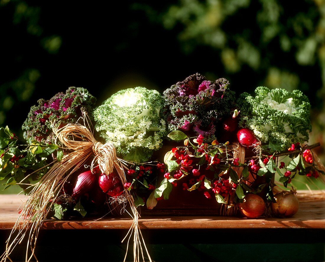 Blumenkasten mit Kohlköpfen und Herbstdeko