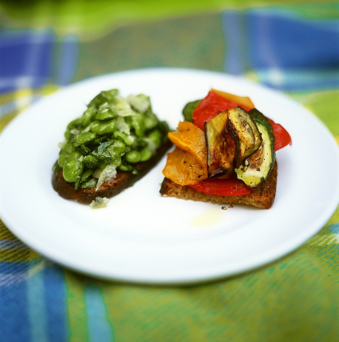 Geröstete Vollkornbrotscheiben mit Öl und Gemüse