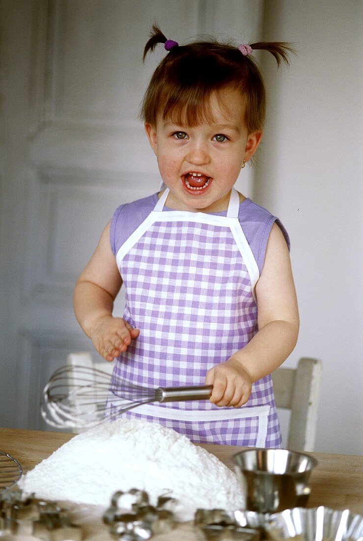 Kleines Mädchen beim Backen