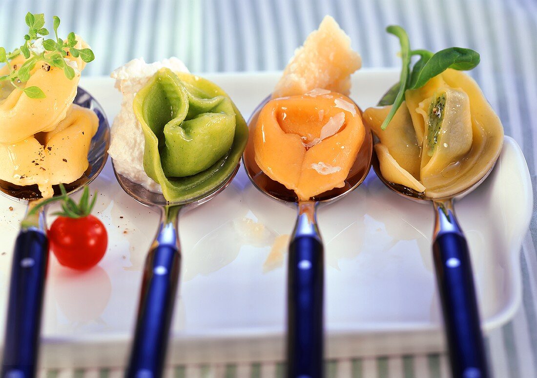 Vier Tortellini mit verschiedenen Füllungen und Farben