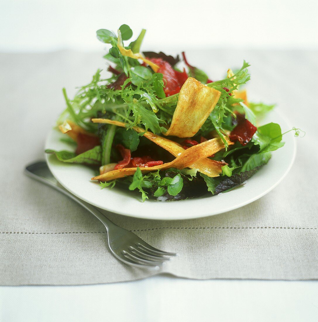 Mixed salad leaves with bacon and deep-fried parsnips