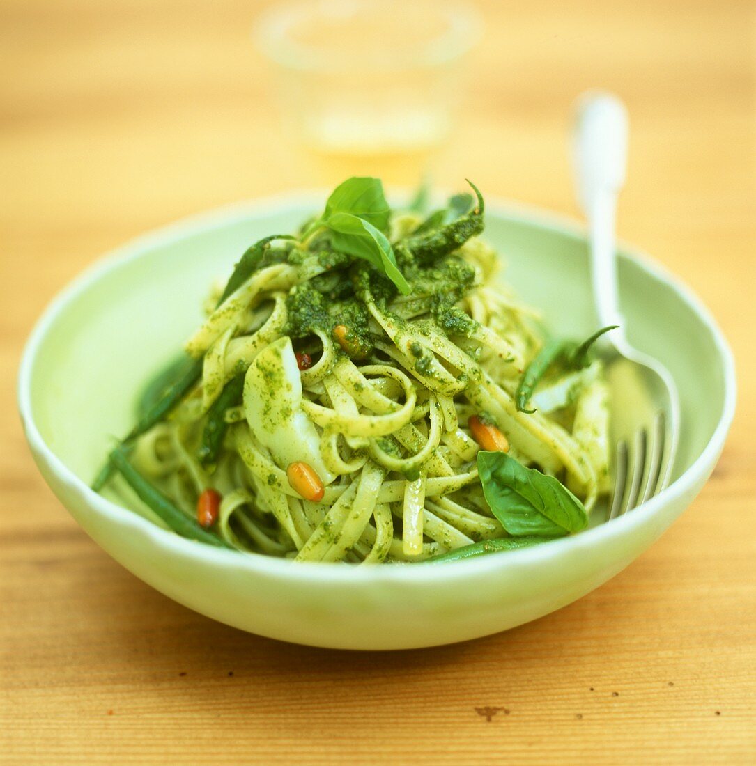 Linguine alla genovese (Bandnudeln mit Pesto, Italien)