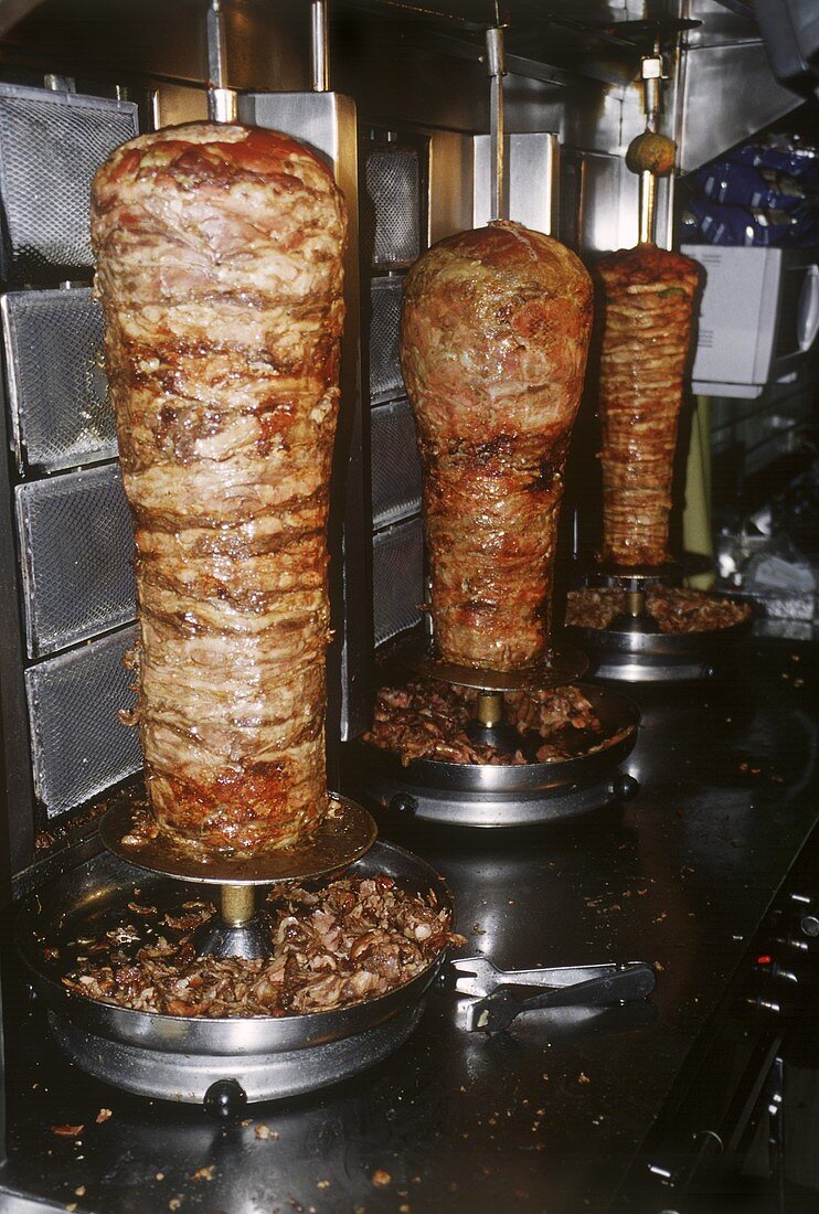 Drei Kebab-Drehspiesse (Puten-, Hühner-, Schweinefleisch)