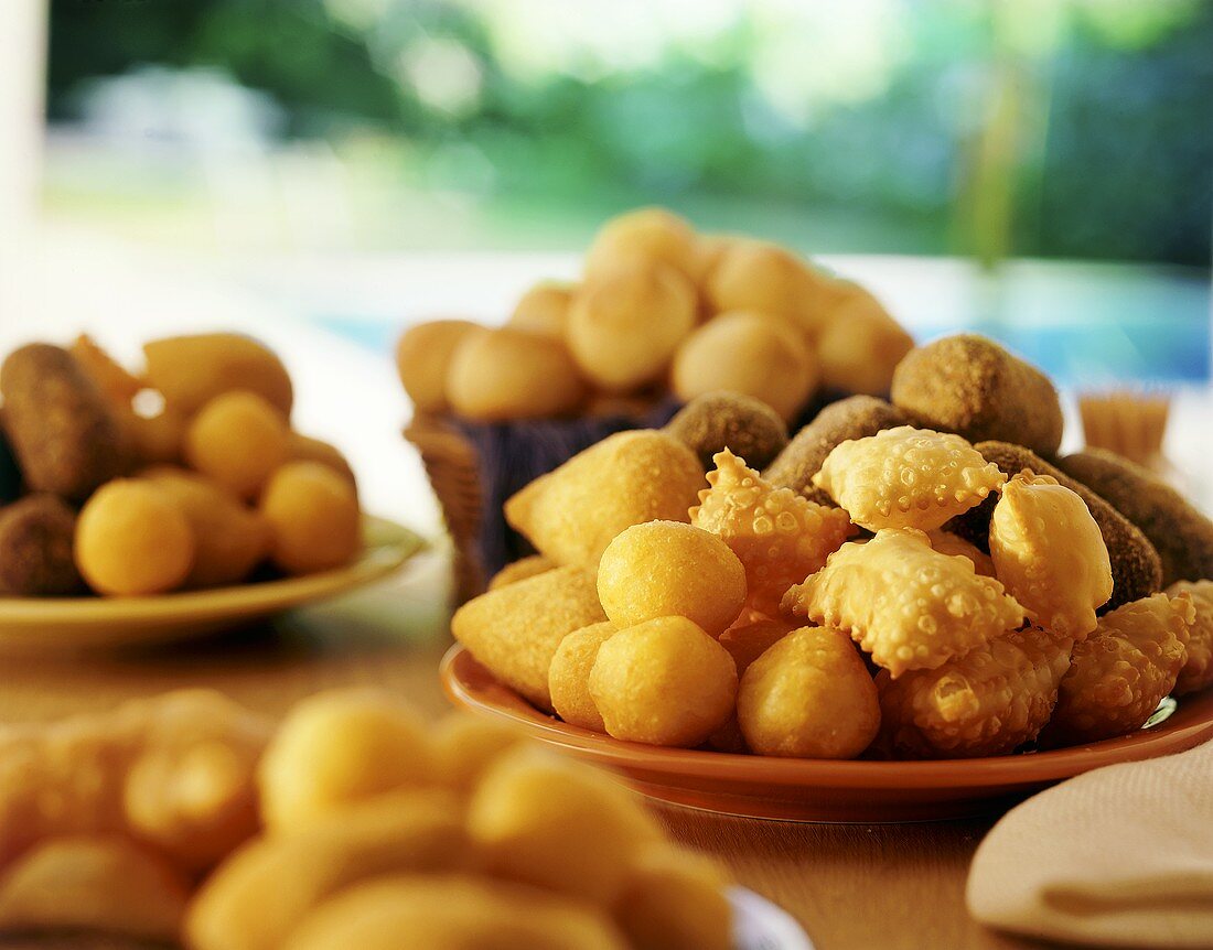 Pasteizinhos, Salgadinhos und Paes de Queijo (Brasilien)