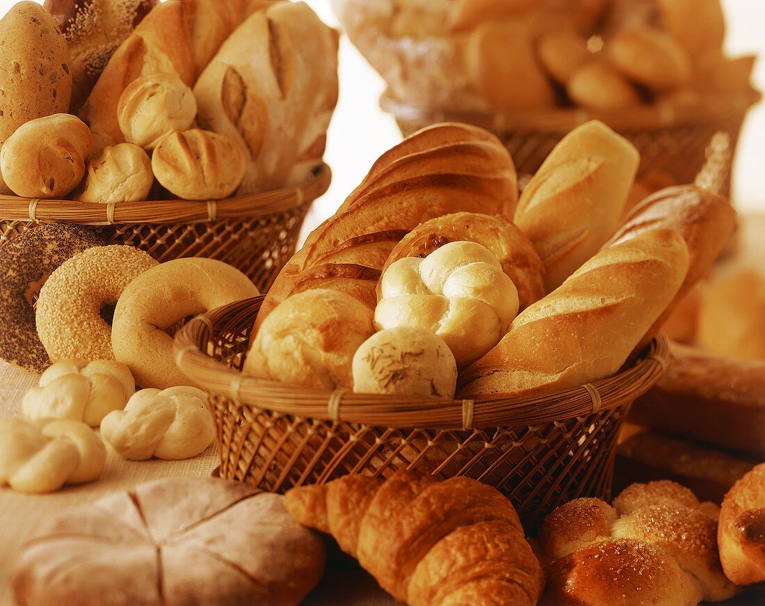 Stillleben mit verschiedenen Brotsorten in Brotkörben