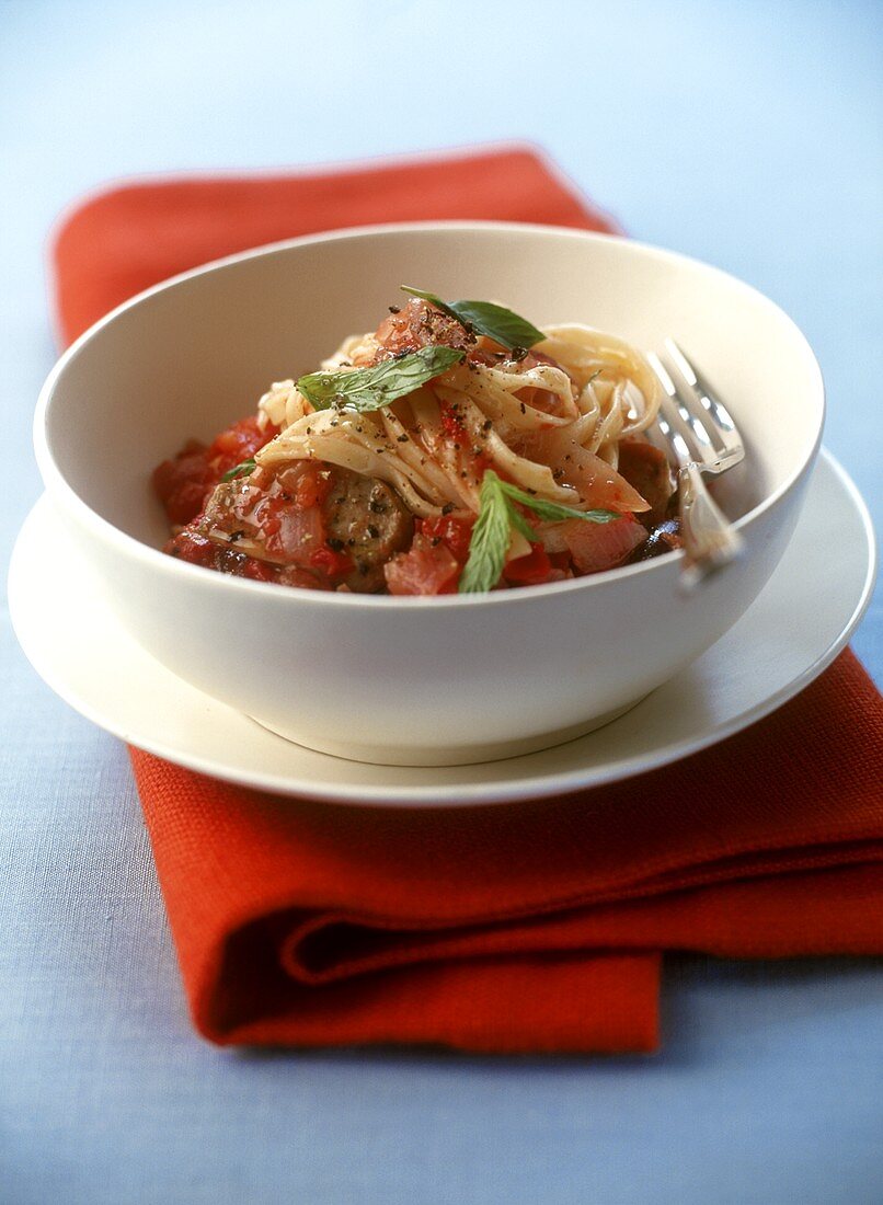 Nudeln mit Tomaten-Zwiebel-Sauce, Wurstbrät und Minze