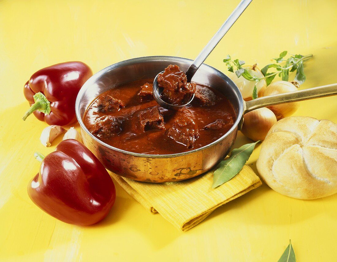 Beef goulash; fresh peppers; bread roll