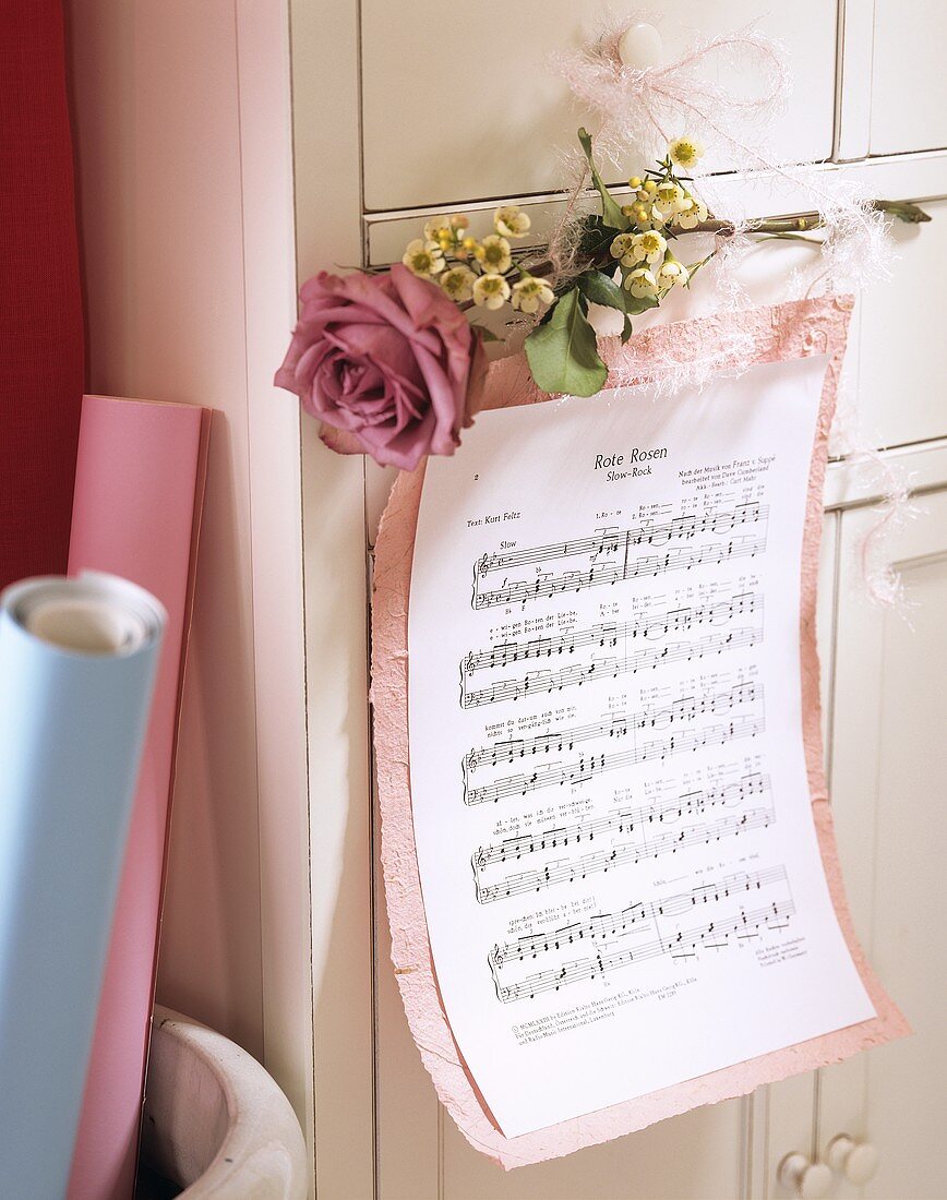Sheet music for 'Rote Rosen' as Valentine's Day decoration
