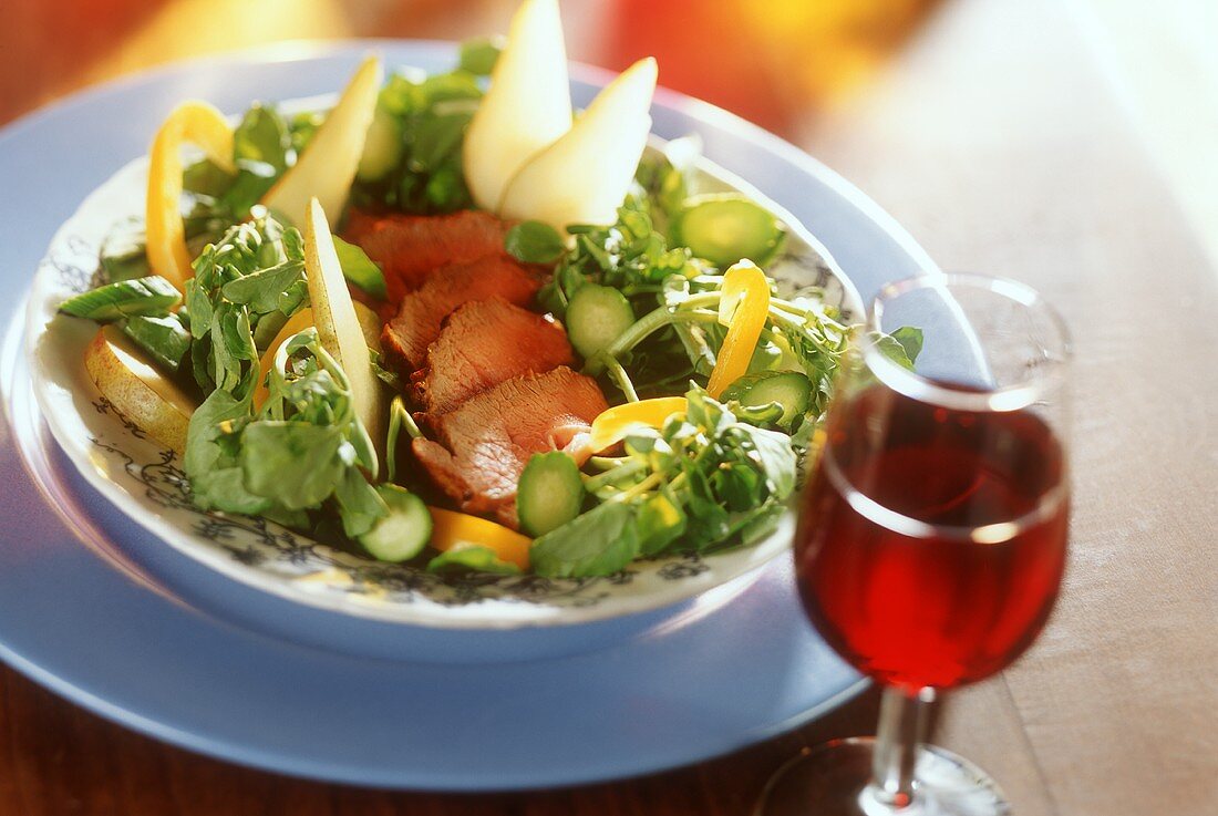 Lammfilet auf Kresse-Gemüse-Salat & ein Rotweinglas