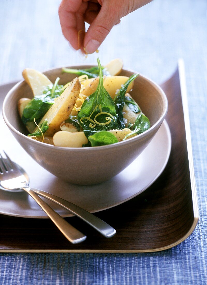 Warmer Kartoffelsalat mit Spinat und Zitronenzesten
