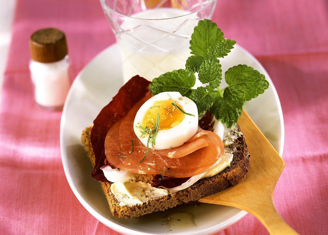 Open sandwich with radicchio, lachsschinken and egg