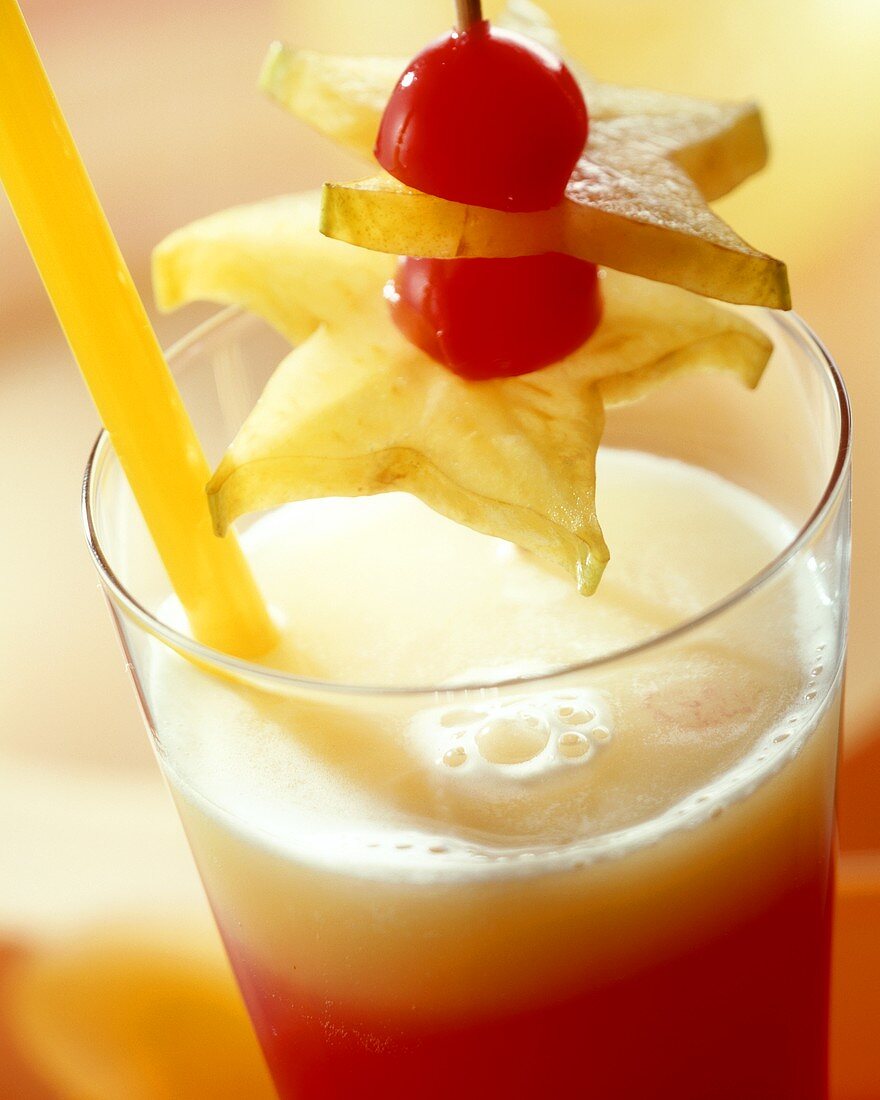 Cocktail Tropical Heat, garniert mit Karambole-Kirsch-Spiess
