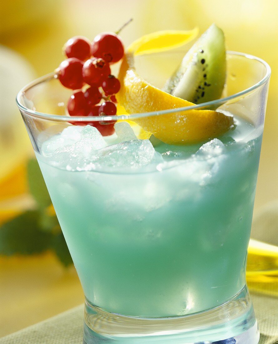 Blue-Curacao-Cocktail, garniert mit Früchten