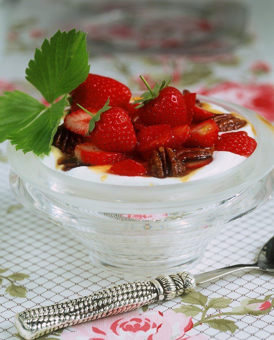 Helle Creme mit Erdbeeren, Pekannüssen und Karamell