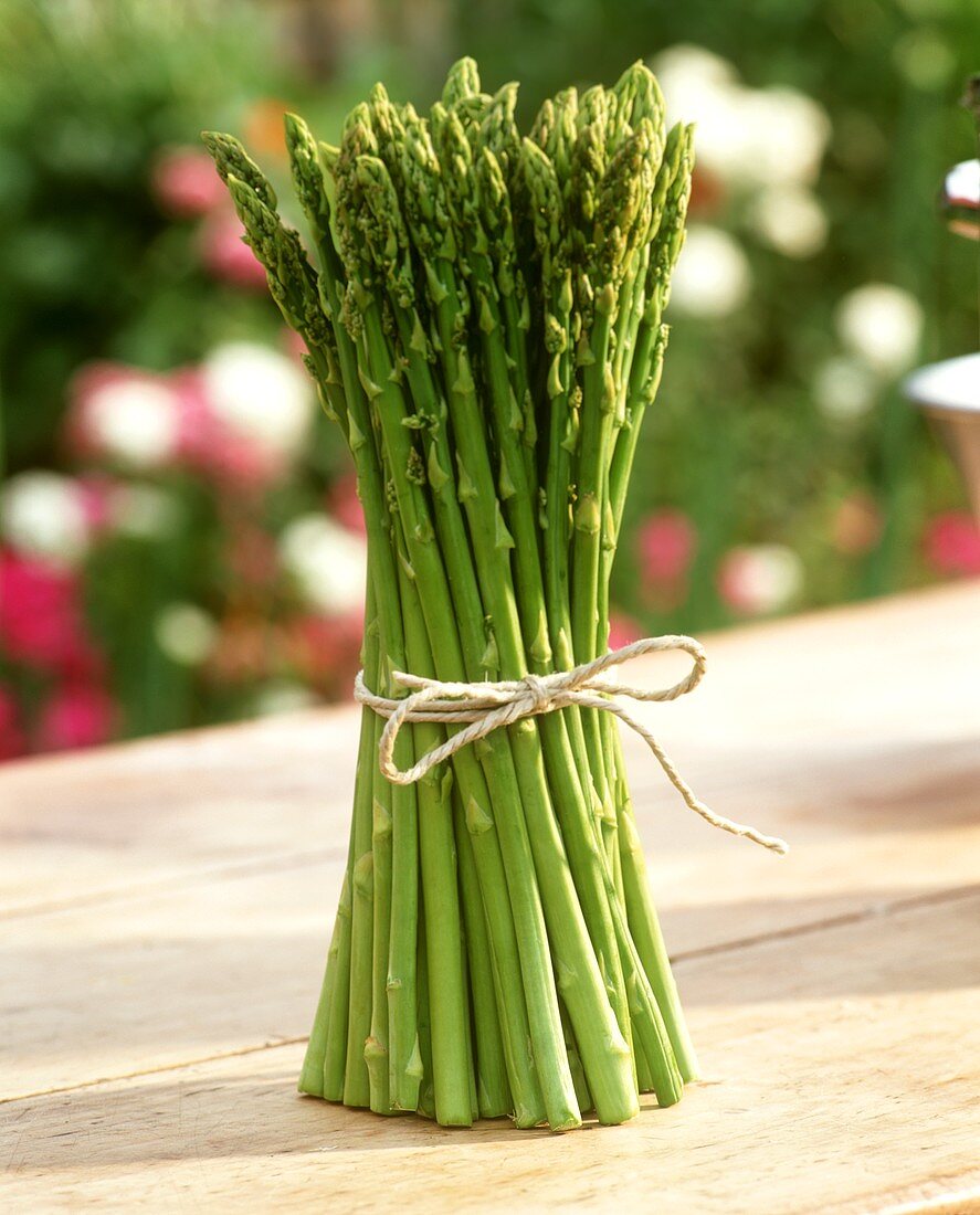 Ein Bund grüner Spargel