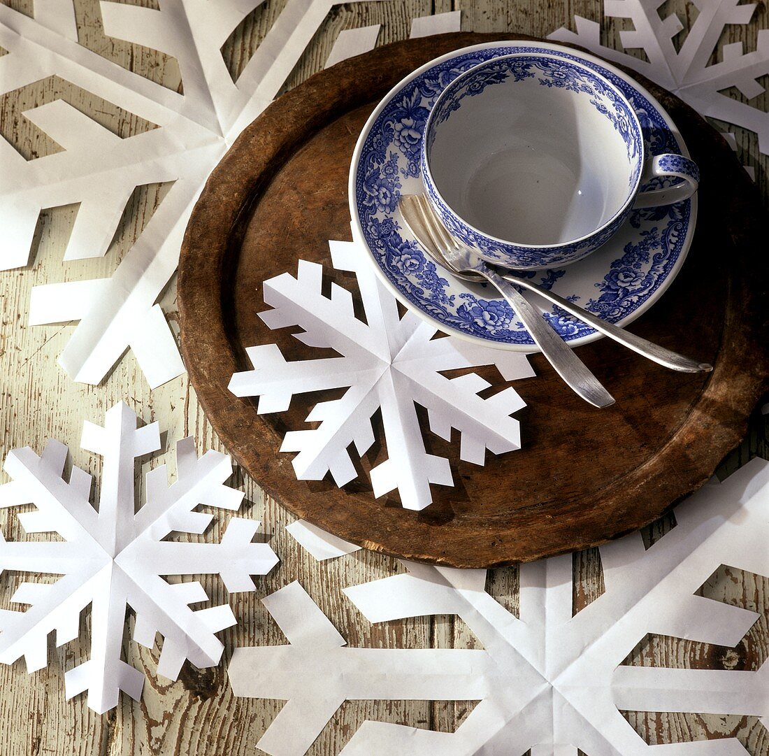 Aus Papier geschnitten Schneeflocken als Winterdeko