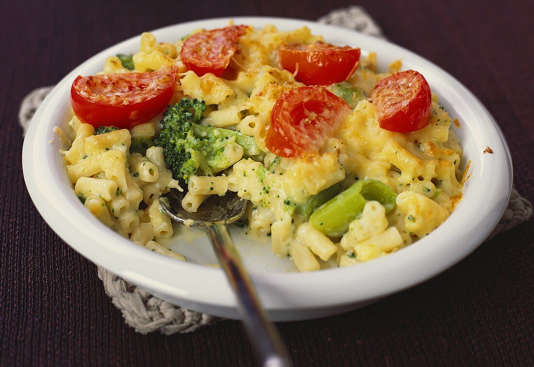 Macaroni cheese with broccoli and tomatoes