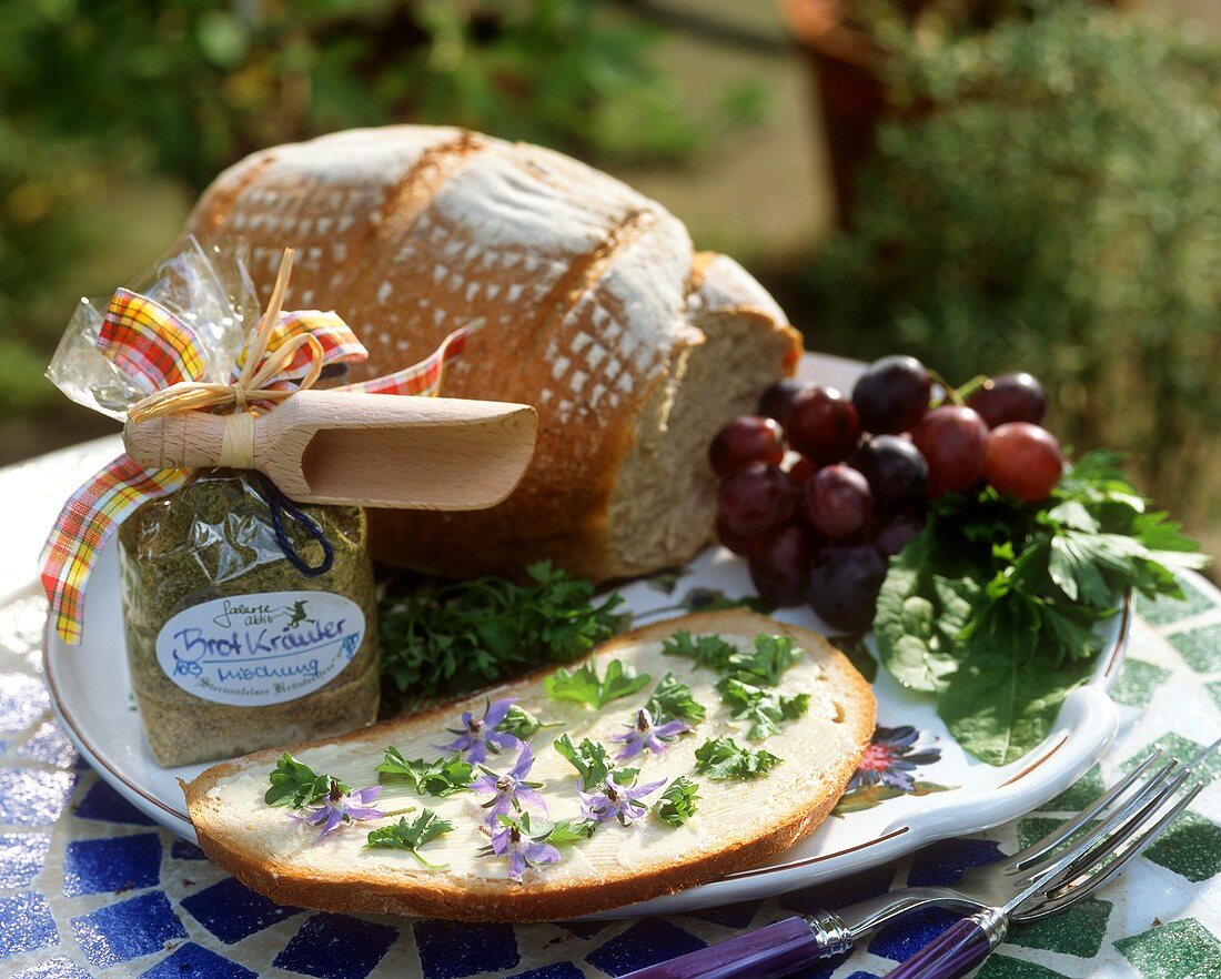 Kräuterbrot mit frischen Kräutern, daneben Brotkräutermischung