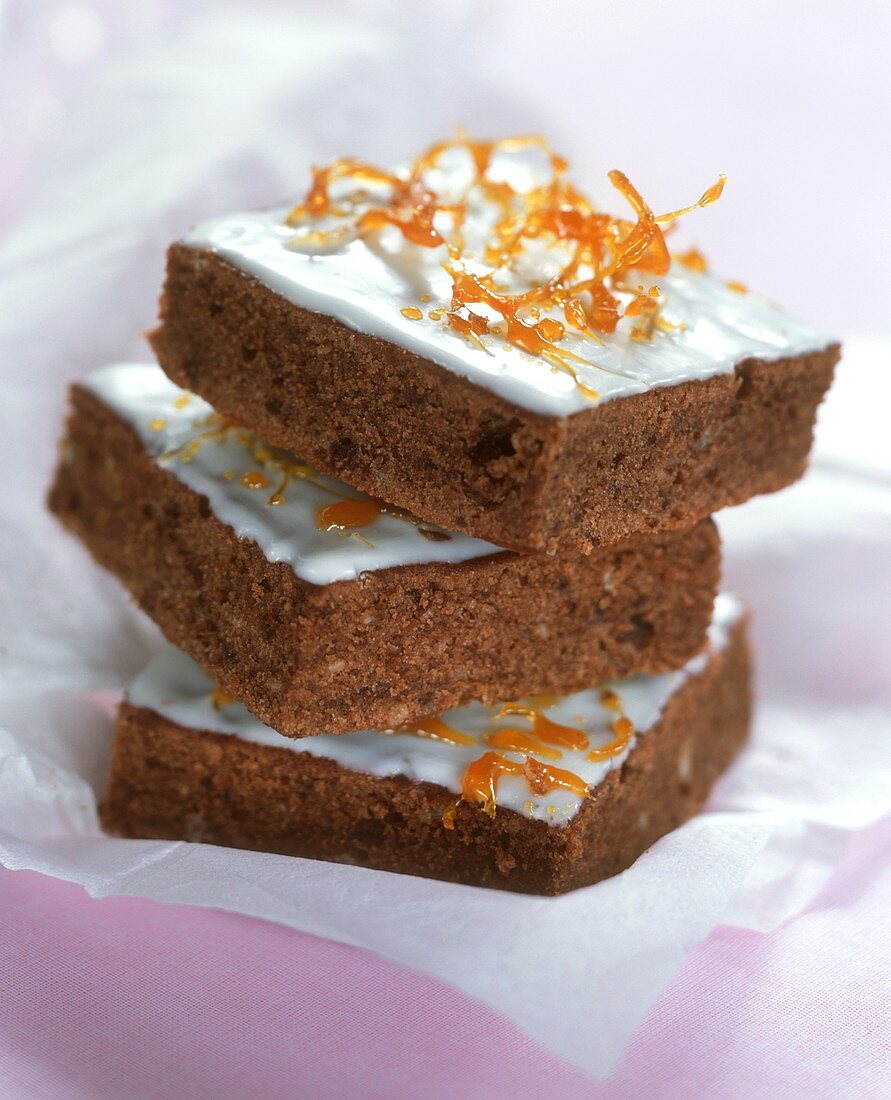 Schokoladenkuchen mit Zuckerguss und Karmelfäden