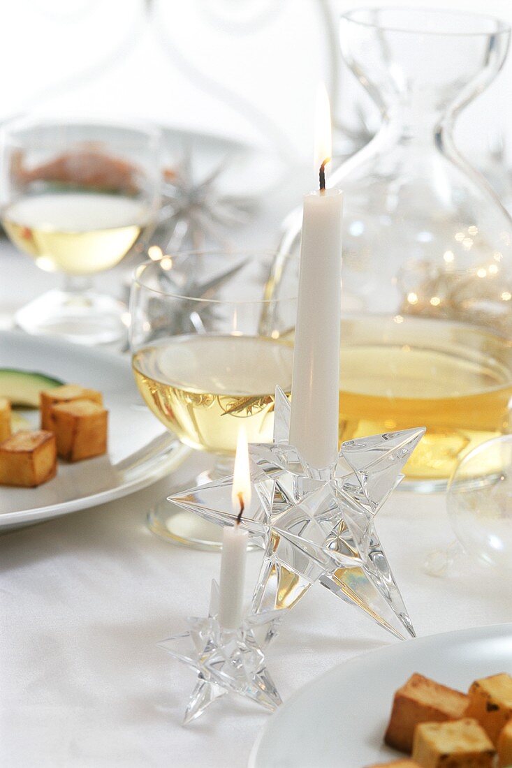Weihnachtstisch mit Kerzen und Wein