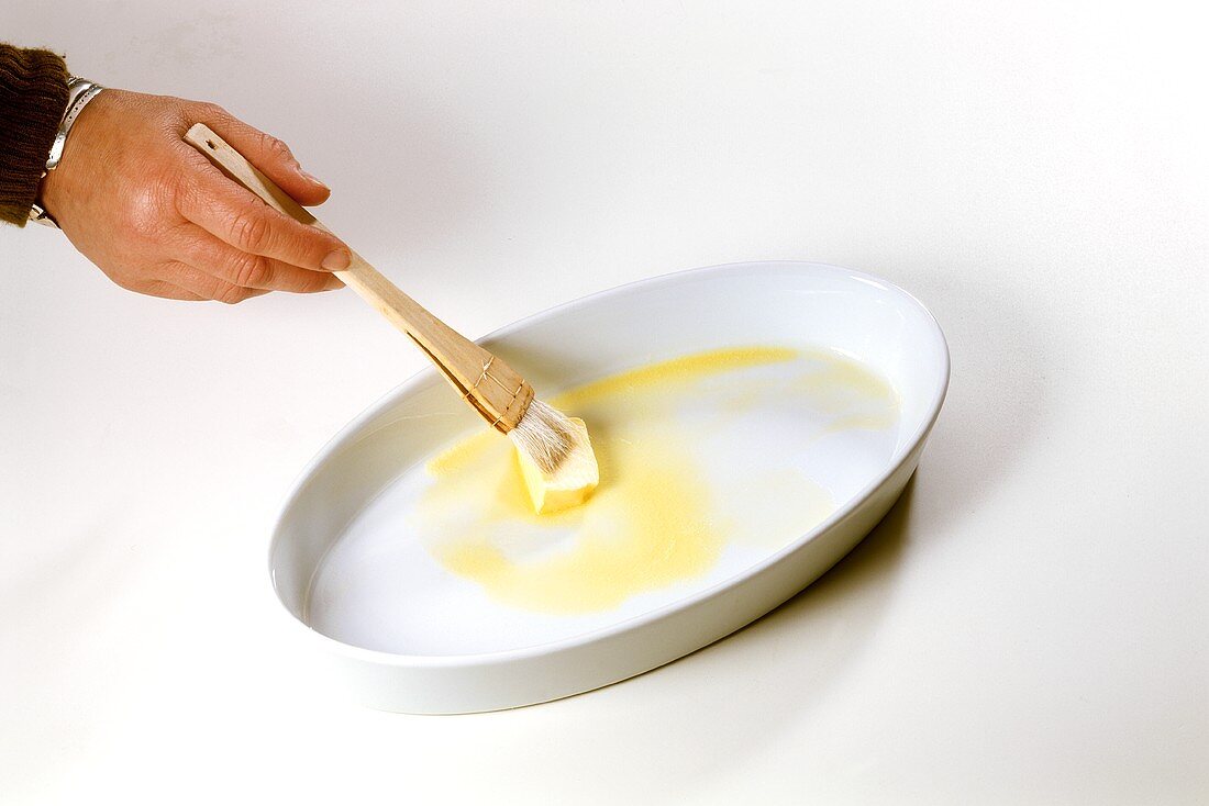 Auflaufform mit Butter auspinseln