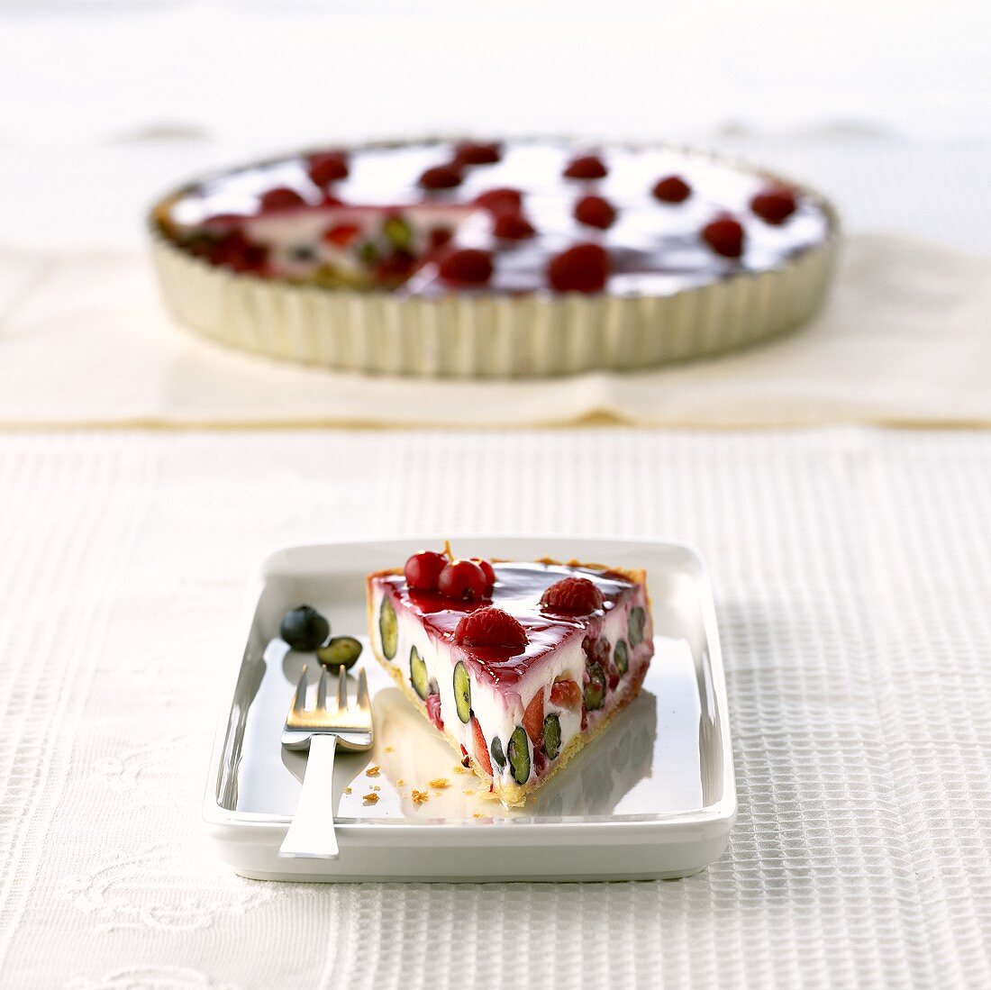 Yoghurt tart with berries, with fructose 