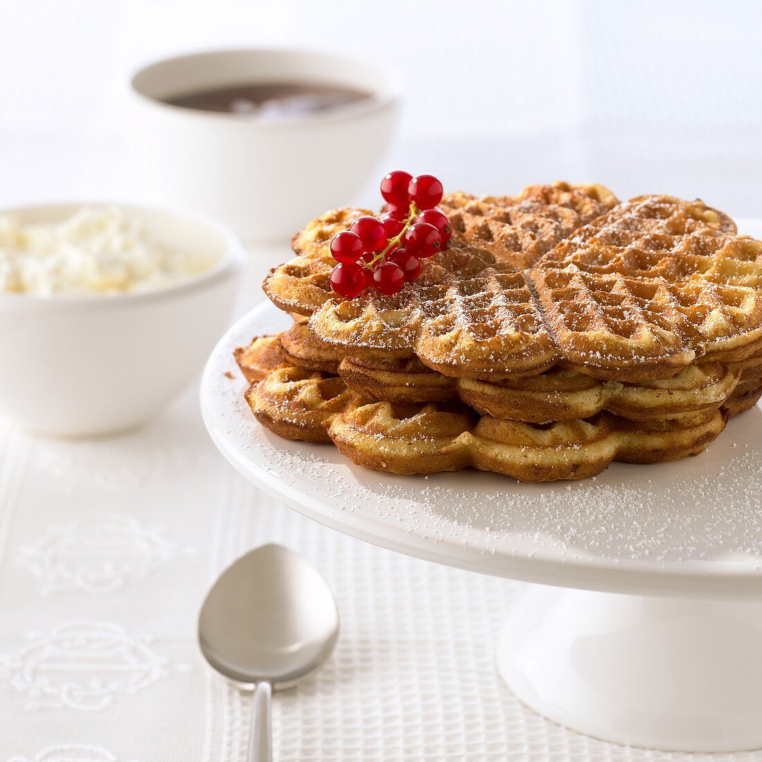 Sandwaffeln, mit roten Johannisbeeren garniert