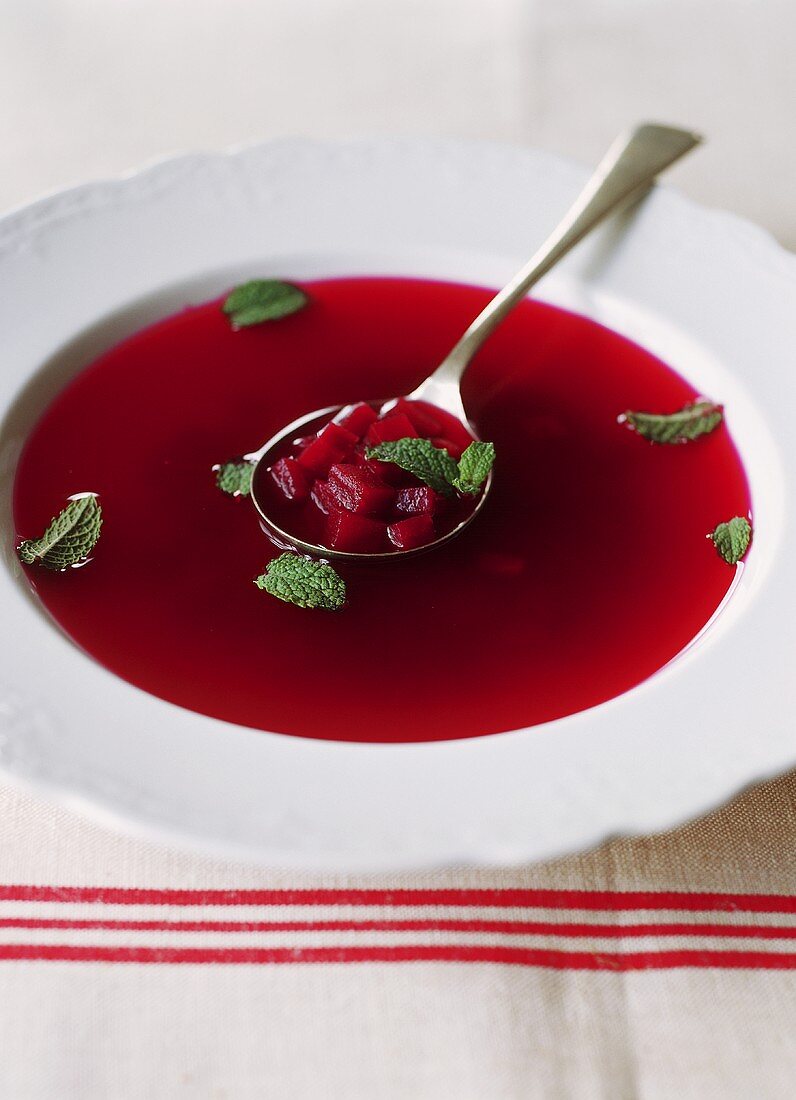 Kalte Rote-Bete-Suppe mit Minzblättern