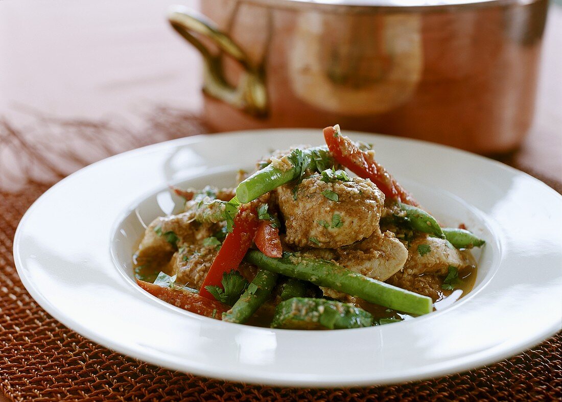 Chicken with beans and peppers in peanut sauce