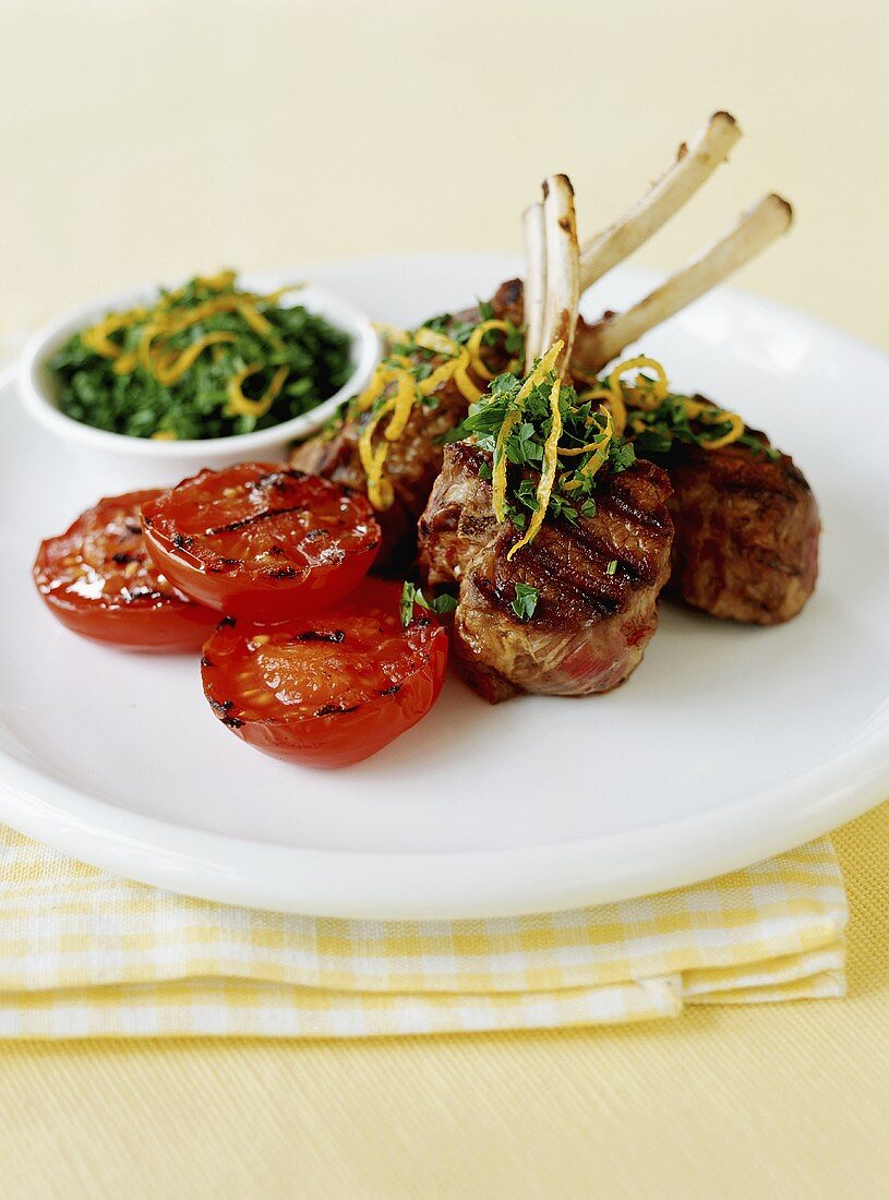 Grilled lamb cutlets and tomatoes with herbs