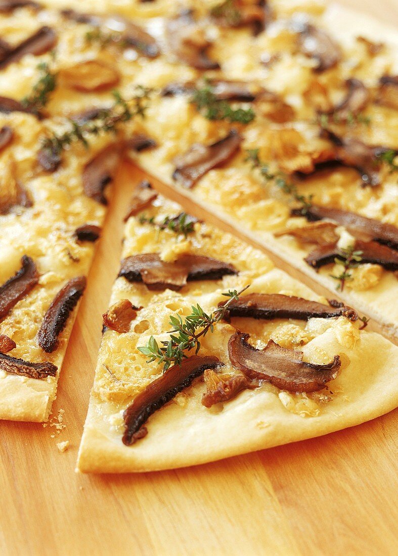 Pizza with mushrooms, gorgonzola and thyme