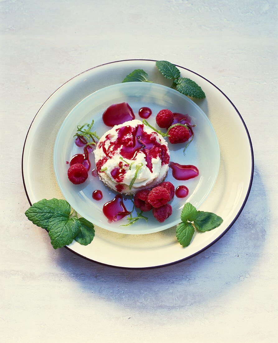 Mini-Cheesecake mit Himbeeren